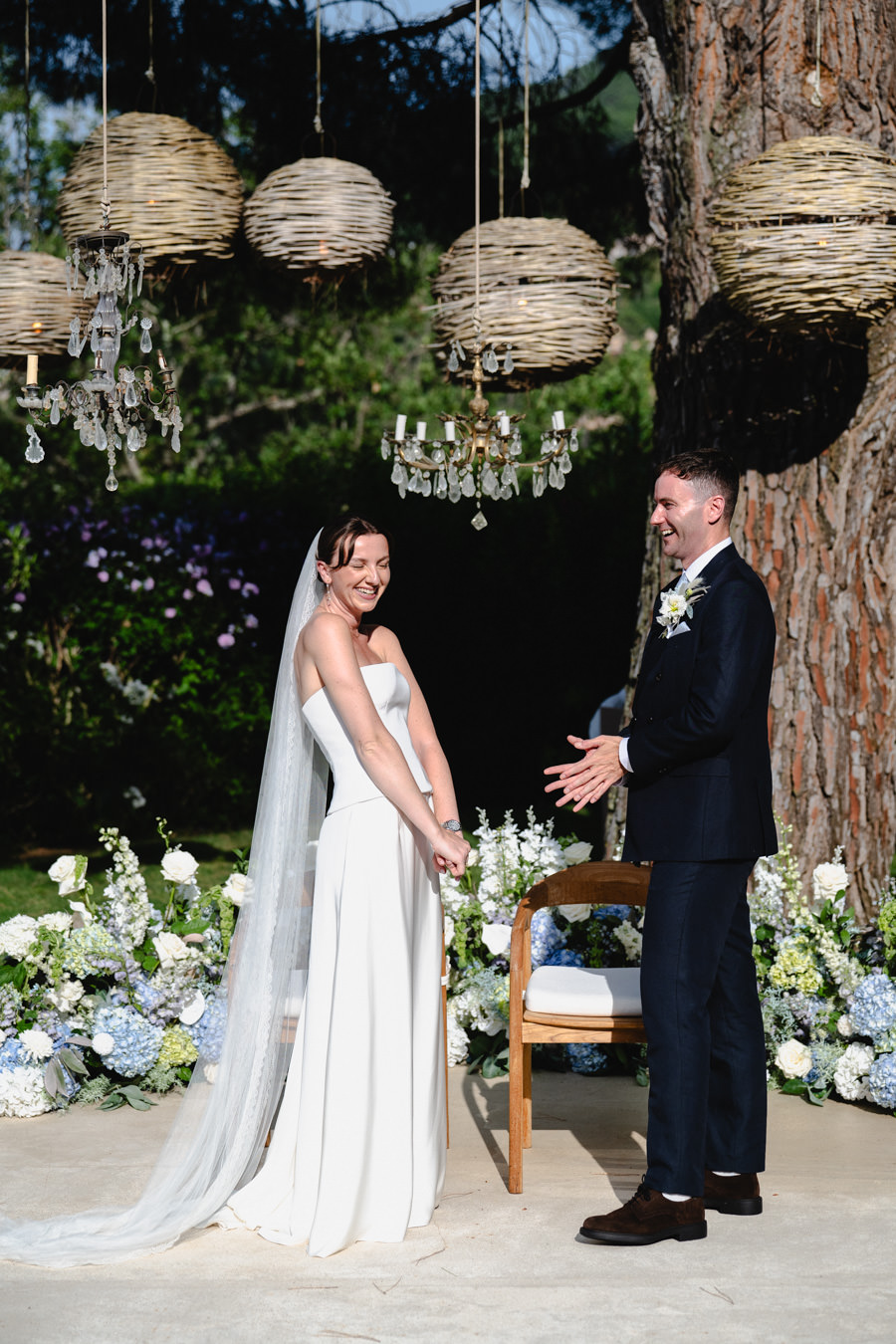 photos des mariés pendant la cérémonie laïque à l'auberge des Adrets, Var