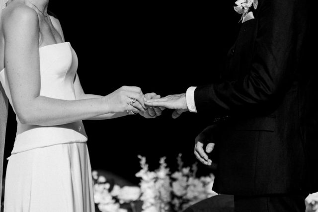 Échange des alliances, cérémonie de mariage à l'Auberge des Adrets, Var