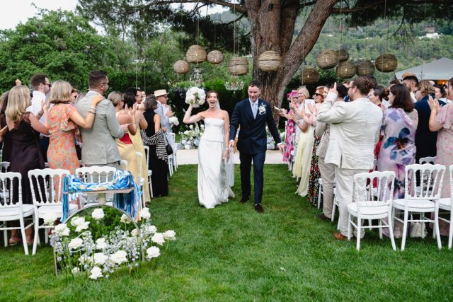 Sortie de cérémonie sous une pluie de pétales, mariage à l'Auberge des Adrets