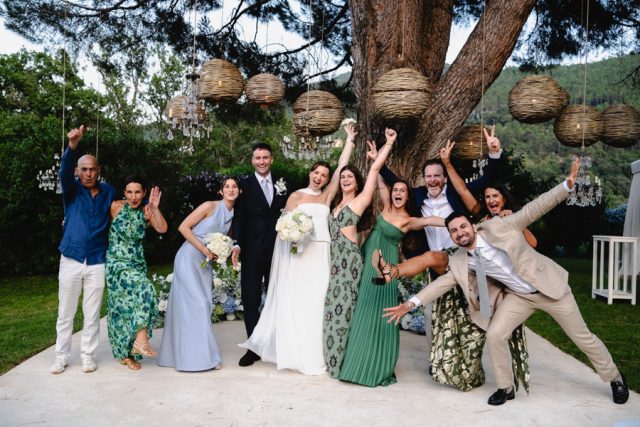 Grande photo de famille dans le jardin, mariage aux Adrets-de-l'Estérel