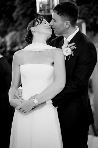 Baiser des mariés sur la terrasse, mariage aux Adrets-de-l'Estérel, Gilles Perbal photographe