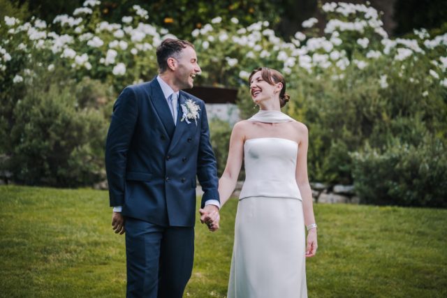Couple de mariés dans le jardin, Auberge des Adrets