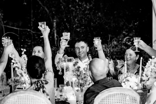 Émotion pendant les discours du dîner, mariage à l'Auberge des Adrets