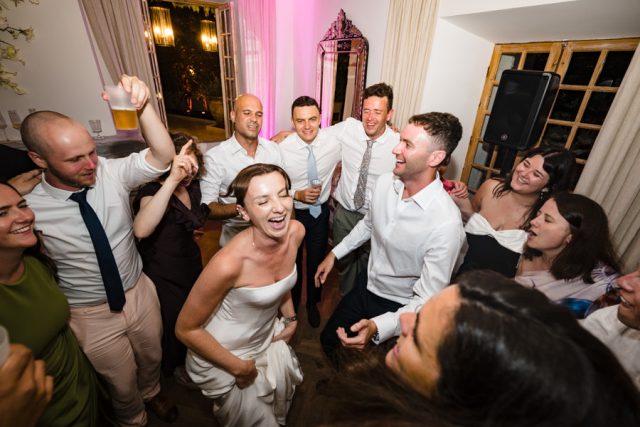 Invités sur la piste de danse, soirée de mariage à l'Auberge des Adrets, Var
