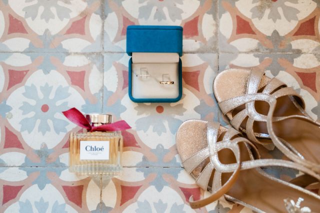 Alliances, chaussures, parfum de la mariée, mariage au Domaine Robert