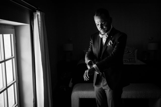 Photographe de mariage dans l'Hérault, préparatifs du marié dans une bastide viticole