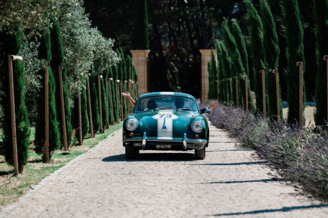 Arrivée des mariés en Porshe Vintage au domaine Robert Rognes