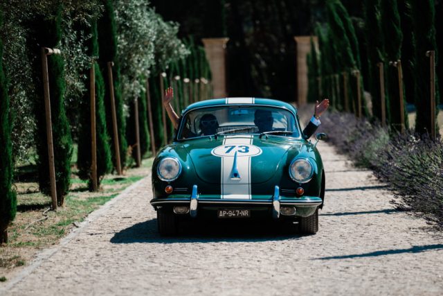 arrivée des mariés dans une vielle Porshe dans un domaine viticole proche Montpellier