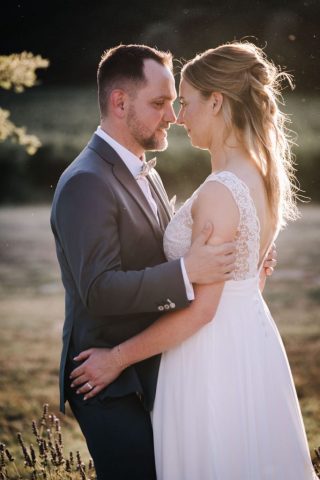 Photo de couple à l'heure dorée au Domaine Robert à Rognes