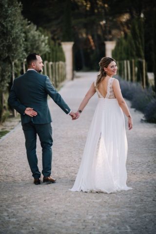 Photo de couple dans l'allée principale pavée du Domaine Robert