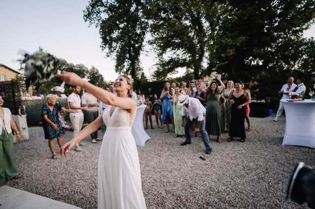 Lancer du bouquet par la mariée sur la terrasse du Domaine Robert