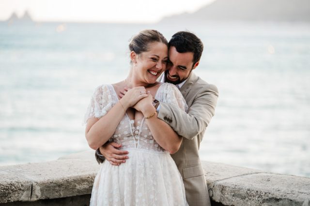 Photographe de mariage dans le Var, couple enlacé face à la mer à Toulon