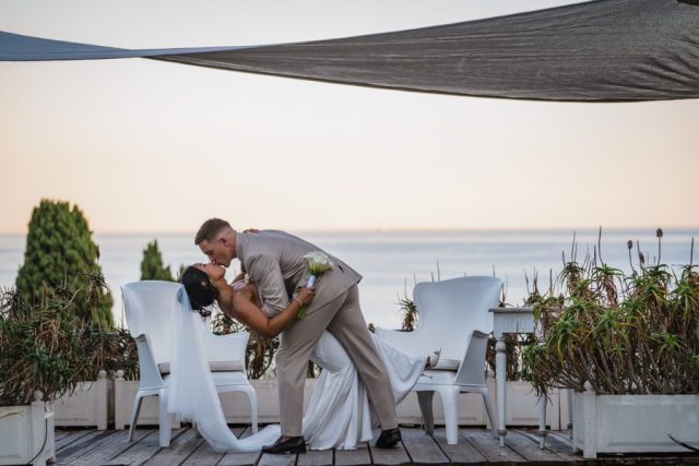 Photographe mariage Hérault, portrait des mariés au crépuscule devant la mer