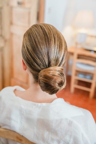 Coiffure de la mariée avant la cérémonie, Bormes-les-Mimosas