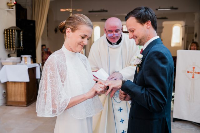 Échange des alliances pendant la cérémonie religieuse au Rayol-Canadel