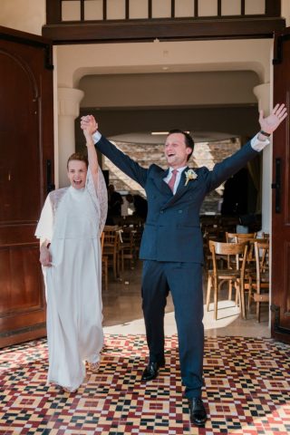 Sortie des mariés devant l'église du Rayol-Canadel sous les applaudissements