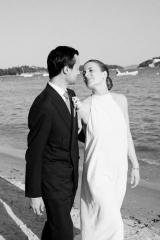 Photo de couple de Margaux et Vincent sur la plage privée du Château de Brégançon