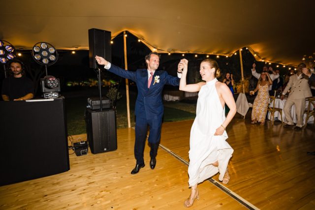 Entrée des mariés Margaux et Vincent sur la piste de danse sous le chapiteau