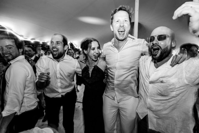 Invités qui dansent lors de la soirée dansante au Château de Brégançon
