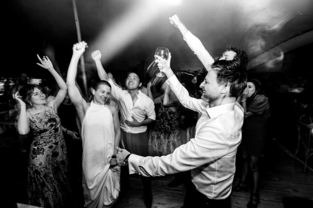 Piste de danse animée sous le chapiteau, soirée de mariage à Brégançon