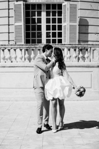 Portrait élégant en noir et blanc des mariés posant dans la cité phocéenne.