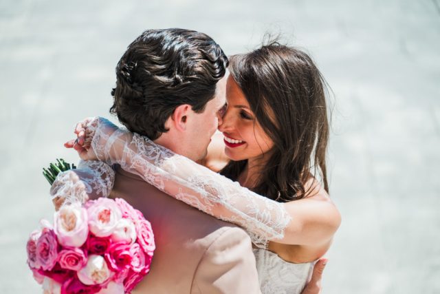 Portrait rapproché et romantique du couple, la mariée tenant son bouquet de roses roses en Provence.