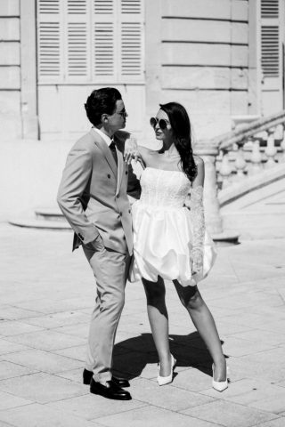 Photographie intemporelle en noir et blanc du couple se regardant tendrement lors de leur shooting de mariage.