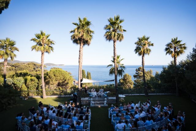 Les invités de mariage assis face à l'horizon marin pendant la cérémonie aux Pins Penchés.