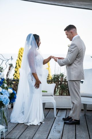 Le marié passe l'alliance au doigt de la mariée, moment solennel de la cérémonie laïque.