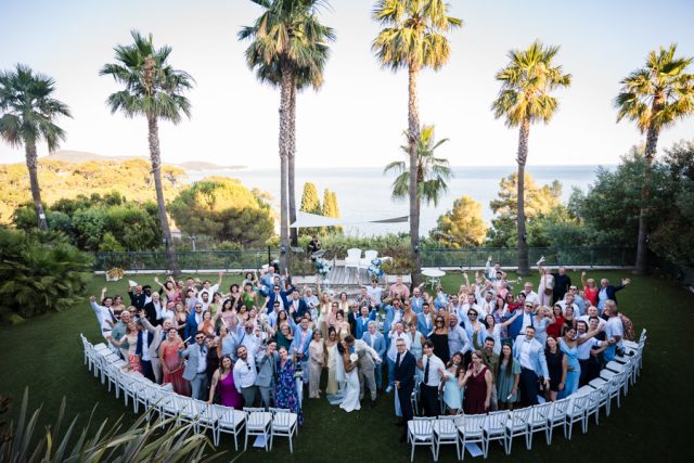 Photo de groupe de tous les invités réunis dans le magnifique parc verdoyant du domaine dans le Var.