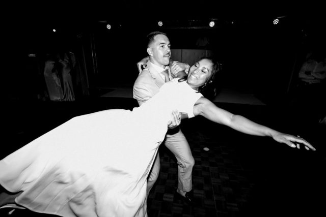 Ouverture de bal spectaculaire en noir et blanc, le marié fait basculer la mariée sur la piste.