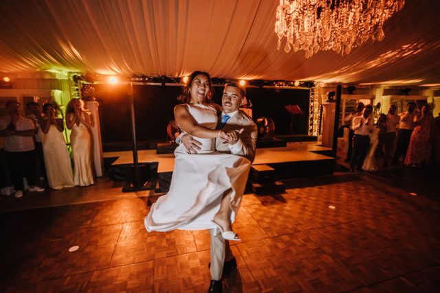 Les mariés dansent au centre de la piste lumineuse lors de leur soirée de mariage à Toulon.