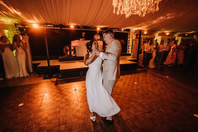 Ambiance survoltée sur le dancefloor pendant la soirée dansante du mariage dans le Var.