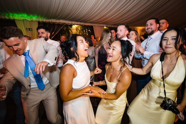 Éclats de rire et ambiance de fête entre amis lors de la soirée de mariage sur la Côte d'Azur.