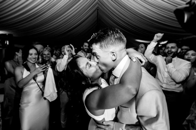 Le couple s'enlace sur la piste de danse au milieu de l'effervescence de la fin de soirée.