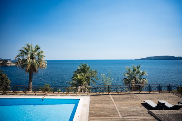 Vue panoramique sur la mer Méditerranée depuis la magnifique terrasse de la Résidence du Cap Brun à Toulon.