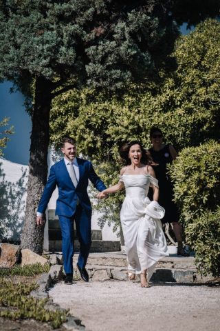Le couple court joyeusement main dans la main à travers la végétation méditerranéenne du domaine dans le Var.