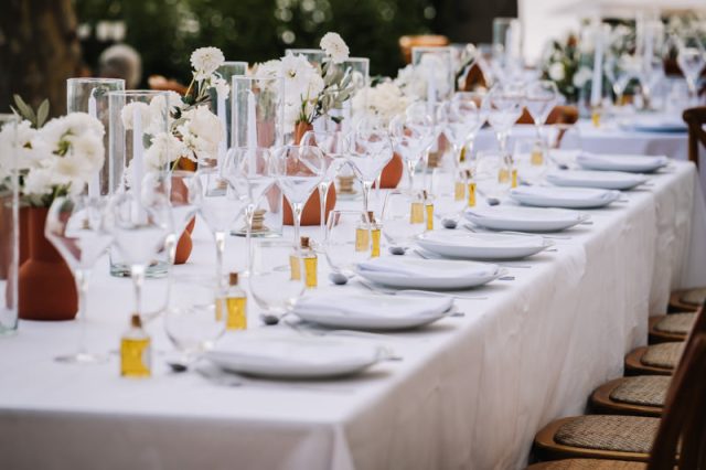 Détail de la décoration de table épurée et élégante dressée pour le dîner de mariage au Cap Brun.