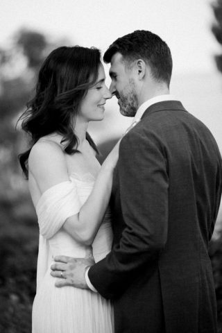 Portrait intime et très complice du couple de mariés en noir et blanc, photographié par Gilles Perbal.
