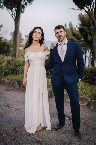 Les jeunes mariés se promènent sereinement dans le vaste parc arboré de leur lieu de réception à Toulon.