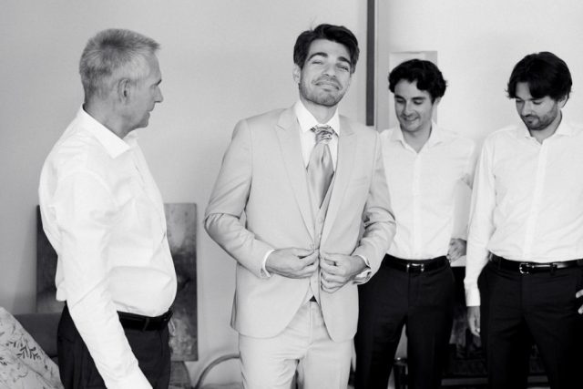 Le marié et ses témoins en chemise blanche se préparent (Noir et Blanc).