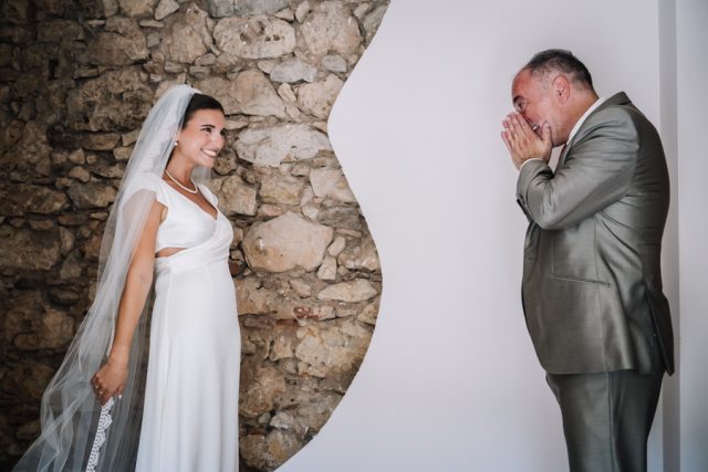 Découverte émouvante du papa avant la cérémonie, le père regarde sa fille.