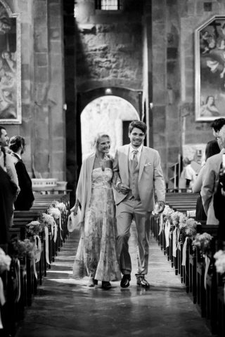 Entrée solennelle du marié au bras de sa mère dans la Cathédrale de Fréjus en noir et blanc.