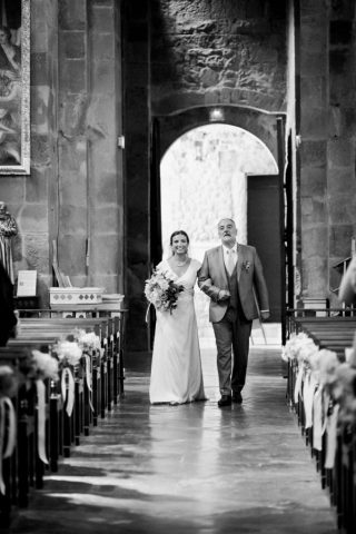 La mariée remonte l'allée centrale de la Cathédrale Saint-Léonce de Fréjus.