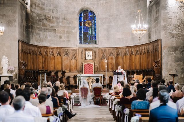 Vue majestueuse de la nef et de l'assemblée lors du mariage à la Cathédrale de Fréjus.