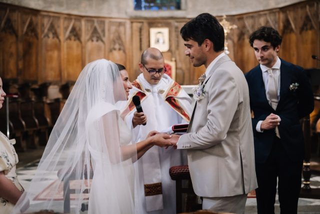 Le prêtre bénit les jeunes mariés lors de l'office religieux dans le Var.