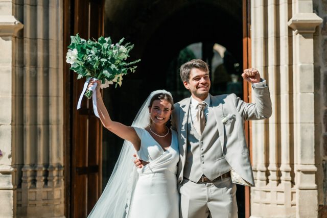 Sortie triomphale et joyeuse des mariés sur le parvis de la Cathédrale de Fréjus.