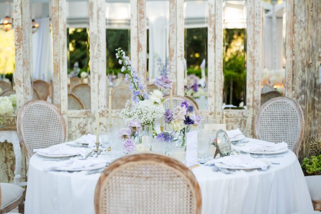 Banquet de mariage dressé en extérieur dans la cour du domaine varois.