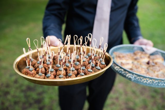 Plateaux de brochettes apéritives servis lors du vin d'honneur de la réception de mariage.