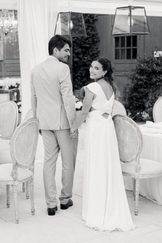 Les mariés s'éloignent main dans la main, photographie en noir et blanc de Gilles Perbal.